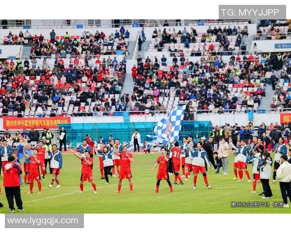 足球明星与球迷激烈冲突现场视频曝光引发热议与讨论 足球明星与球迷激烈冲突现场视频曝光引发热议与讨论