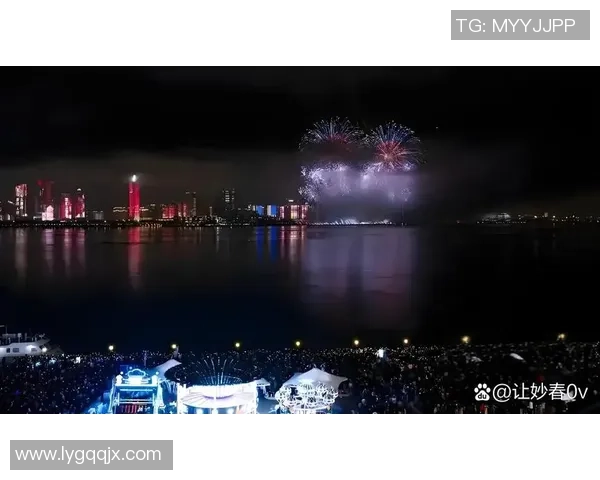 足球明星家庭庆祝盛宴璀璨烟花绽放夜空点亮幸福时刻